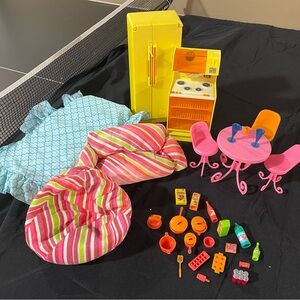 BARBIE DREAM HOUSE VINTAGE APPLIANCES, FURNITURE AND ACCESSORIES LOT